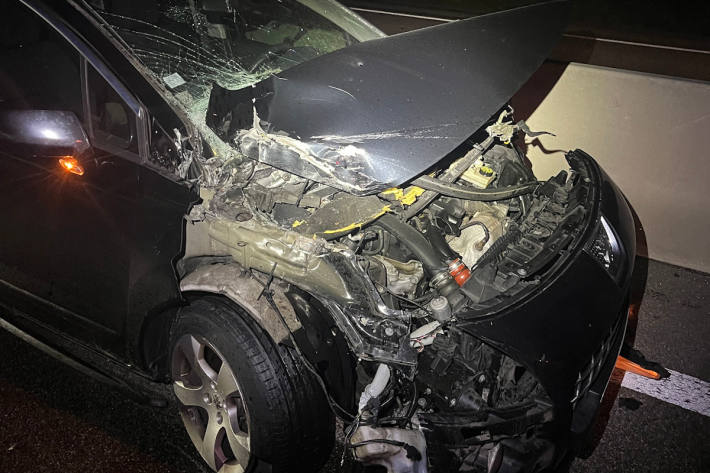 Der Lenker fuhr einem Lastwagen auf und musste verletzt in ein Spital gebracht werden.