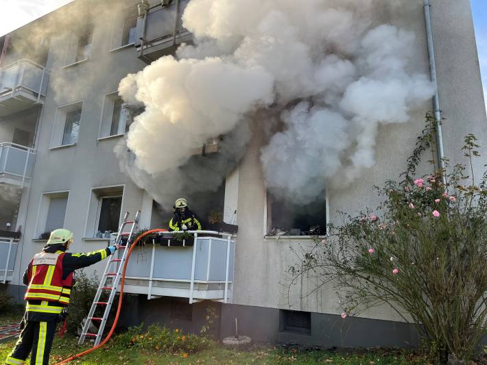 Schwer verletzte Bewohnerin bei ausgedehntem Wohnungsbrand