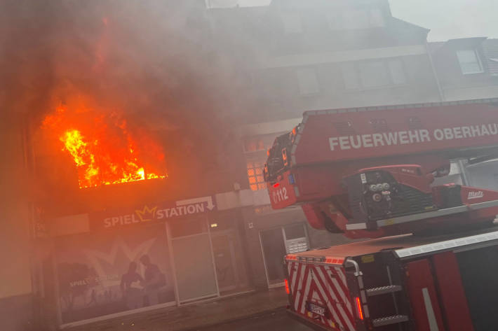 Ein Mann verstirbt nach Fenstersturz bei Brand