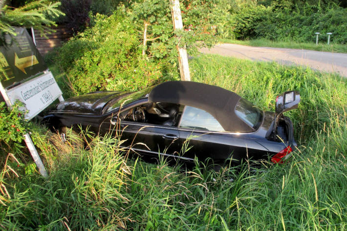 Cabriolet landet bei Unfall im Graben