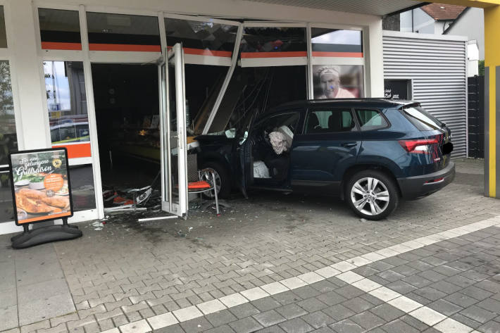 PKW durchbricht Schaufensterscheibe einer Bäckerei