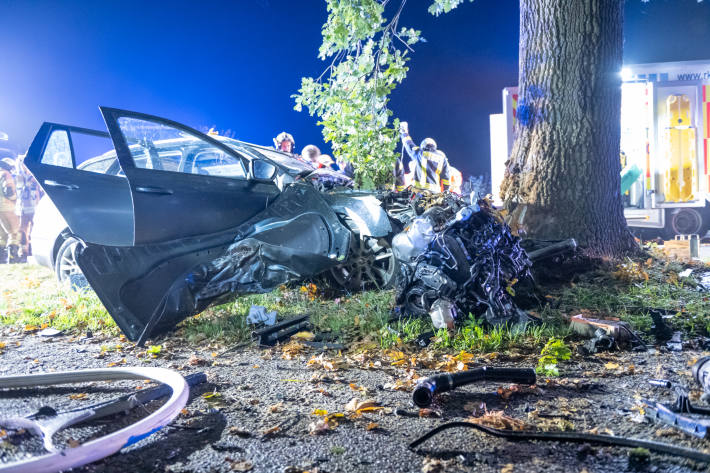 Personenkraftwagen kollidiert mit Baum