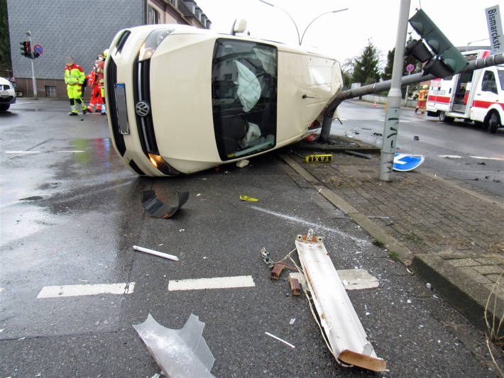VW überschlägt sich bei Zusammenstoß im Kreuzungsbereich