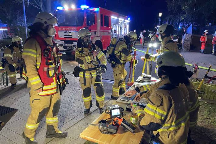 Brand in Patientenzimmer eines Krankenhauses in Bergisch Gladbach löst Großeinsatz für die Feuerwehr aus