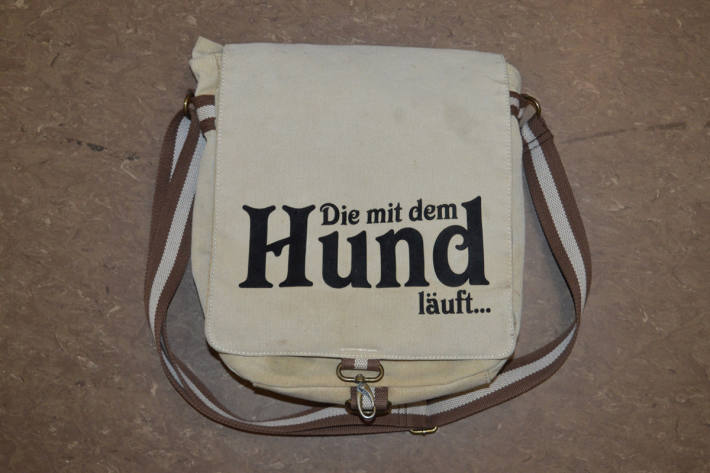Diese Umhängetasche hatte die Frau bei sich.