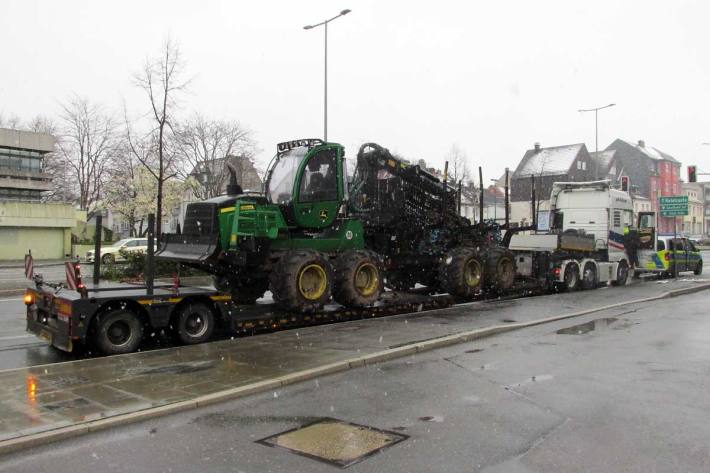 Bei der Kontrolle durch die Beamten wurde in Iserlohn festgestellt, dass für den Transport die erforderlichen verkehrsrechtlichen Genehmigungen fehlen