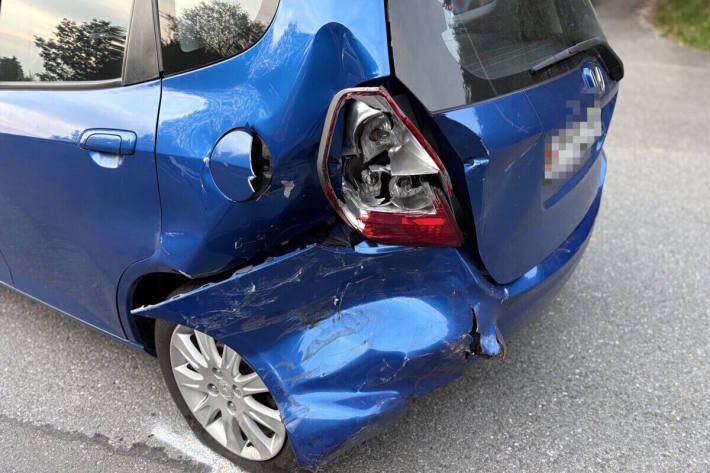 Das Auto wurde beim Auffahrunfall stark beschädigt