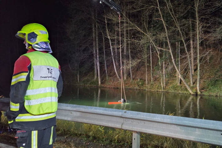 Die Polizeistreife fand das Fahrzeug komplett unter Wasser vor. 