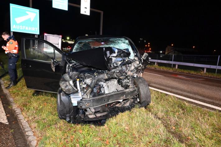 Beim Unfall in Au verletzten sich zwei Personen.