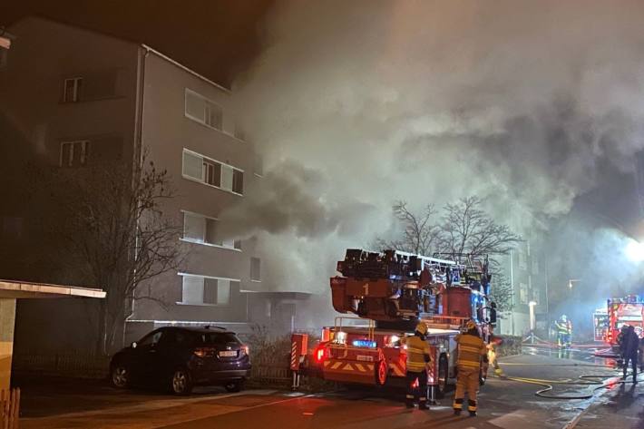 In Cham verletzten sich bei starker Rauchentwicklungen vier Personen.