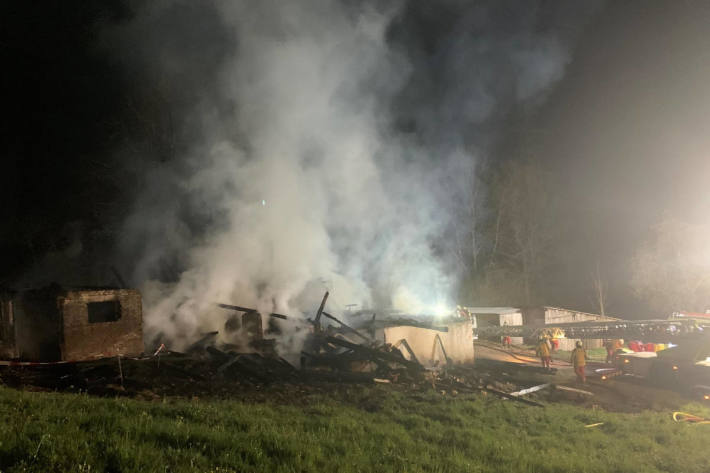Hoher Sachschaden beim Brand eines Bauernhauses in Sihlbrugg Station