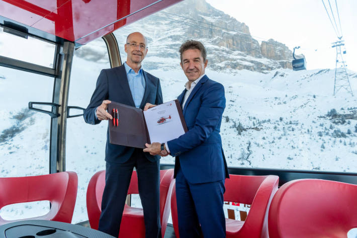 Vertragsunterzeichnung in luftiger Höhe im Eiger-Express (v.l.n.r.): Dr. Wolfgang Schoder, General Manager Airbus Helicopters Deutschland, Ernst Kohler, CEO Rega