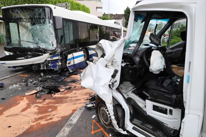 Der Fahrer des Lieferwagens wurde bei der Kollision schwer verletzt.