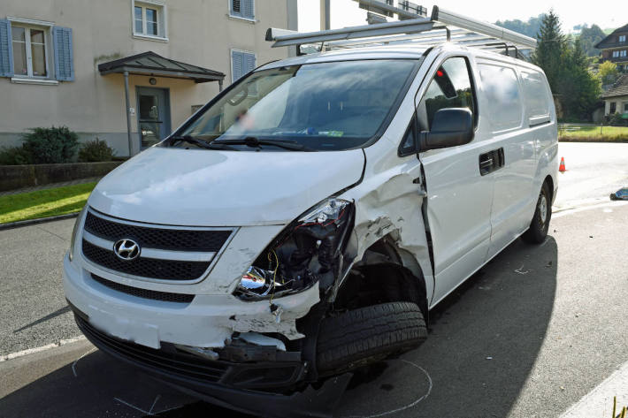 Kollision zwischen Auto und Lieferwagen