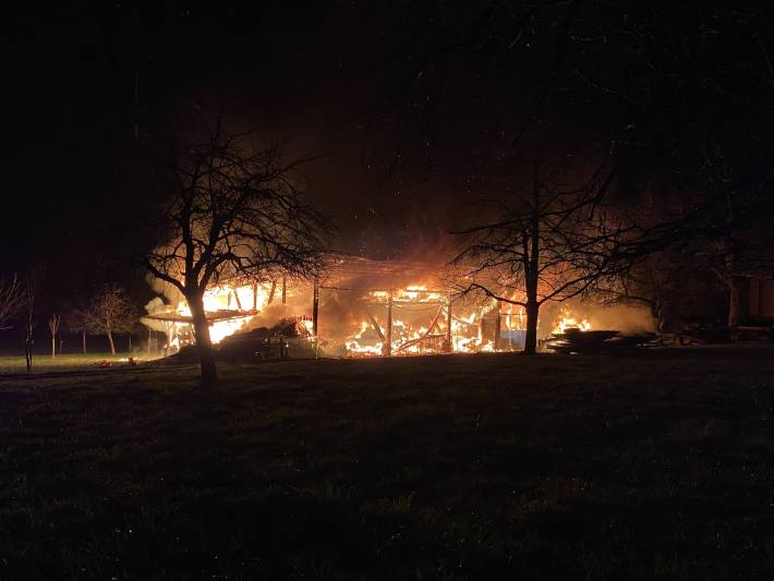 Feuerwehr verhindert Übergreifen der Flammen auf weitere Gebäude