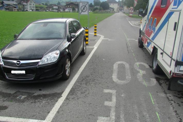 Ein nicht fahrfähiger Velofahrer prallte in Ennenda GL in ein parkiertes Auto.