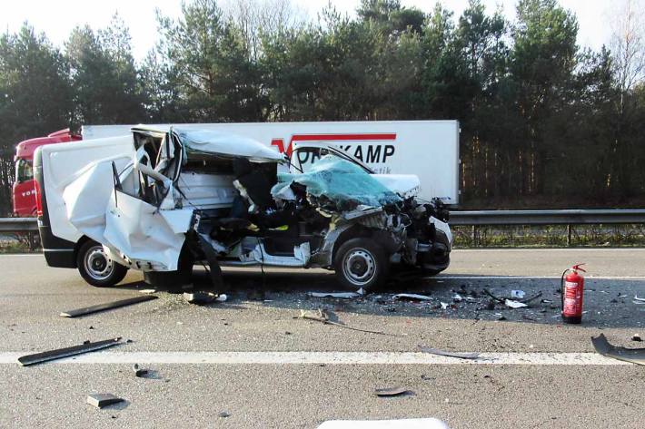 Der Fahrer selbst konnte in Salzbergen das Fahrzeugwrack komplett unverletzt verlassen
