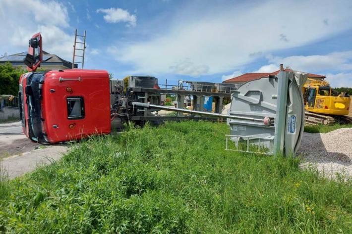 Für die Bergung des verunfallten LKWs wurde die Feuerwehr Wiener Neustadt mit dem schweren Kranfahrzeug nachalarmiert