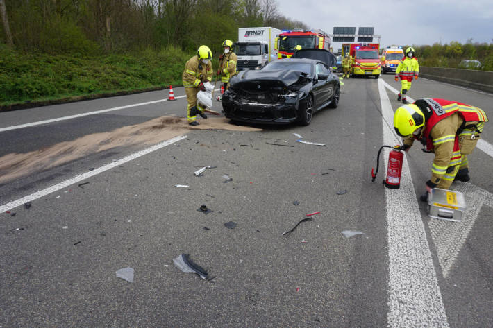 Verkehrsunfall im Autobahnkreuz Düsseldorf Nord mit drei Verletzten
