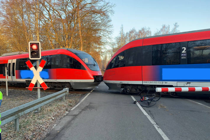 Zusammenstoß mit der Euregiobahn – Radfahrer lebensgefährlich verletzt