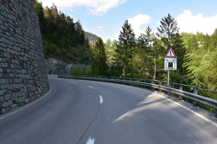 Beim Verkehrsunfall in Alvaneu verletzte sich der Vespafahrer schwer.