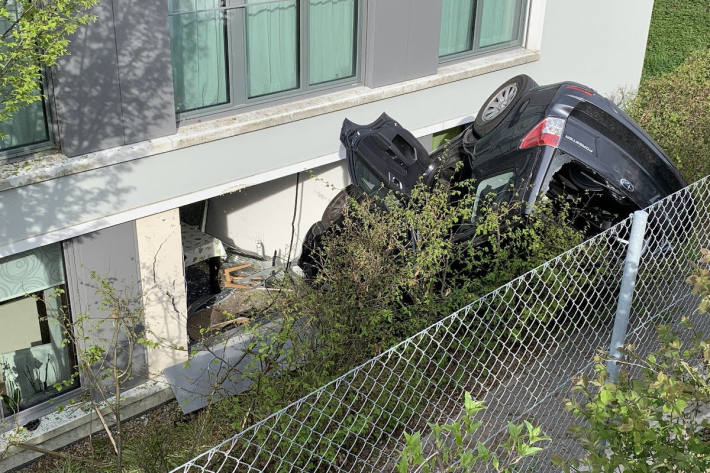 Auto in Uitikon Waldegg in Hausfassade geprallt