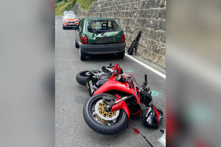 Kollision zwischen Personenwagen und Motorrad auf der Gotthardstrasse bei Gurtnellen