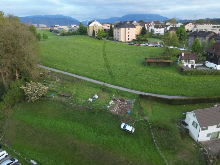 Das Fahrzeug musste von einem Abschleppunternehmen mit Kran geborgen werden