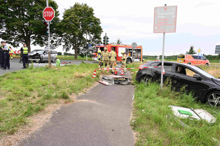 Ein Fahrzeug wurde durch den Aufprall von der Straße geschleudert.