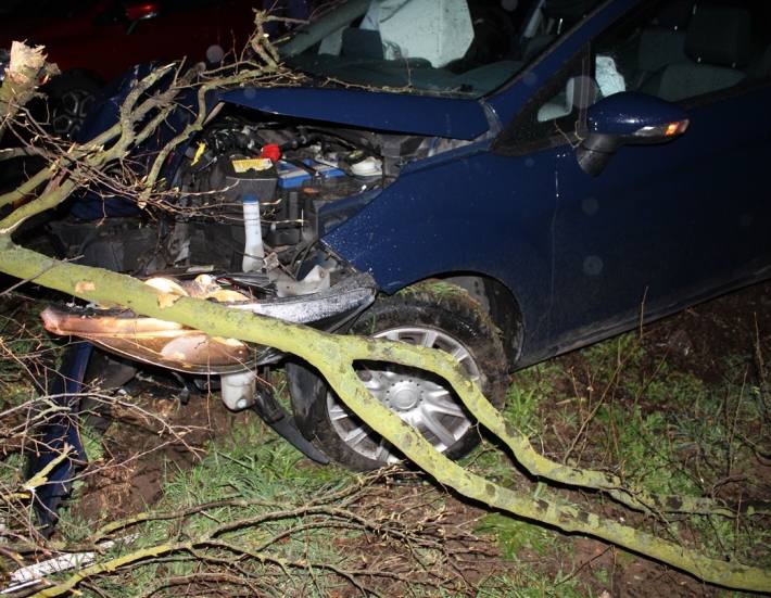 Reh ausgewichen – Auto kollidiert mit Baum