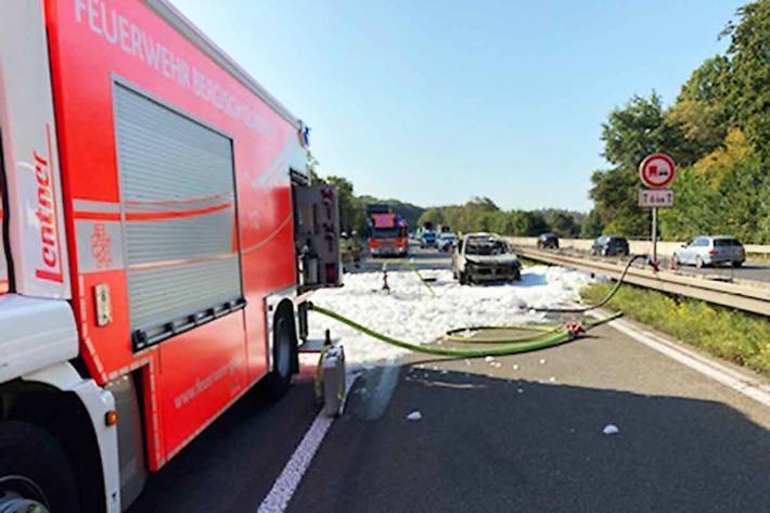 Aufgrund der enormen Hitze und der Wärmestrahlung musste die Autobahn zeitweise voll in beiden Richtungen durch die Polizei gesperrt werden