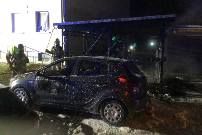 Der Brand beschädigte vier Fahrzeuge.