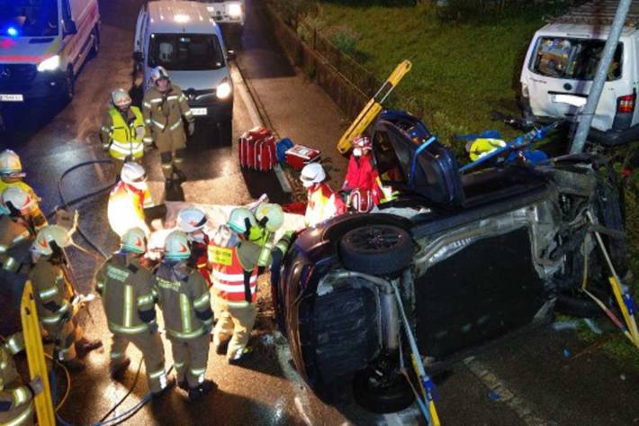 Der Lenker erlitt schwere Verletzungen und musste von der Feuerwehr aus dem Unfallfahrzeug mittels Bergeschere befreit werden