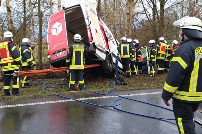 In Absprache mit dem Rettungsdienst wurde das Fahrzeug dann mit einer Winde von dem Baum weggezogen