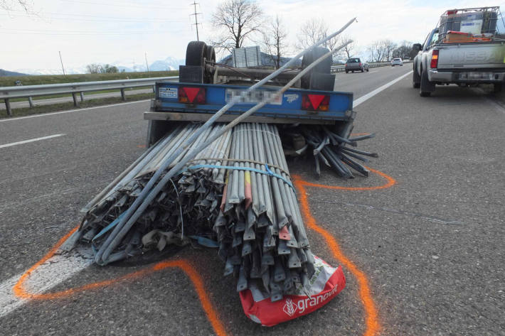 Verunfallter Anhänger auf der A13 bei Kriessern