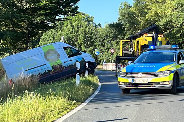 Lieferwagen landet im Graben