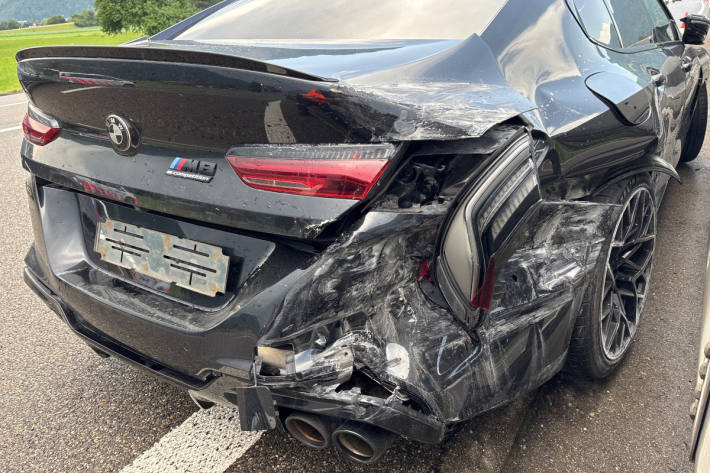 Der BMW erlitt Totalschaden bei der Kollision.