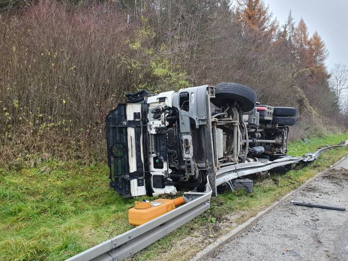 Lastwagen kippt bei Unfall auf die Seite – Über fünf Kilometer Stau