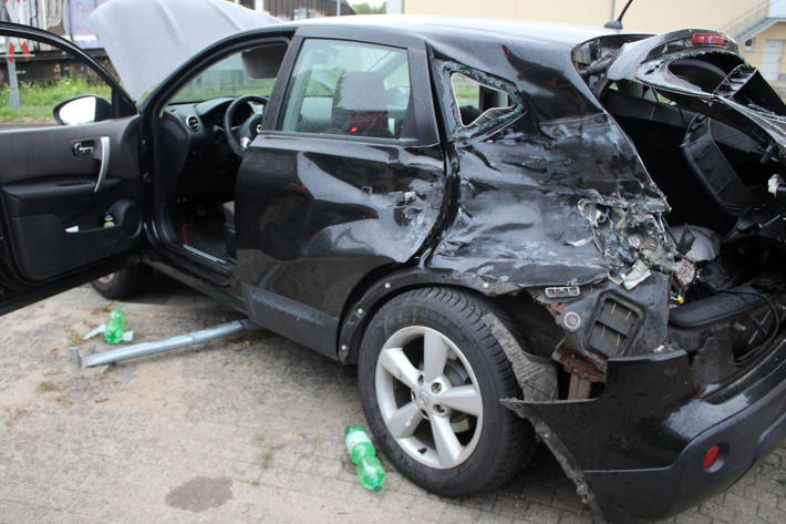 Der Fahrer des Wagens wurde glücklicherweise nur leicht verletzt.