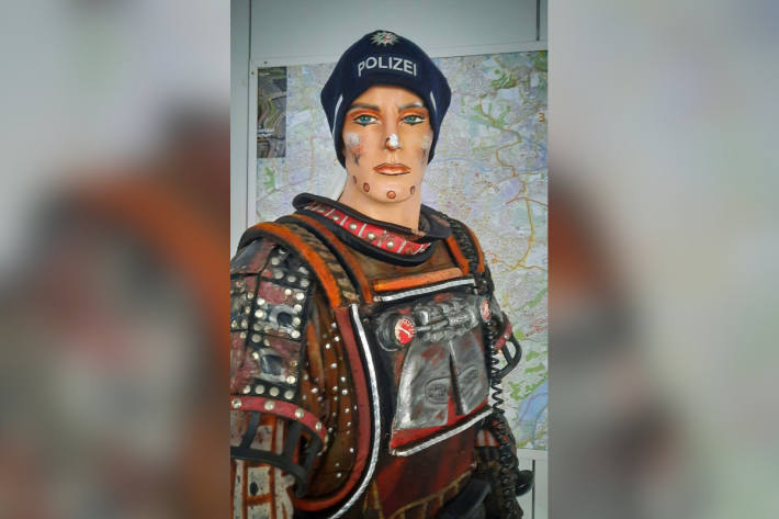 Rusty gerät auf die schiefe Bahn – Polizei nimmt Starlight-Express-Puppe in Obhut