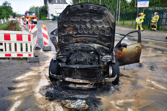 Brennender Mercedes sorgte für Verkehrsbeeinträchtigungen