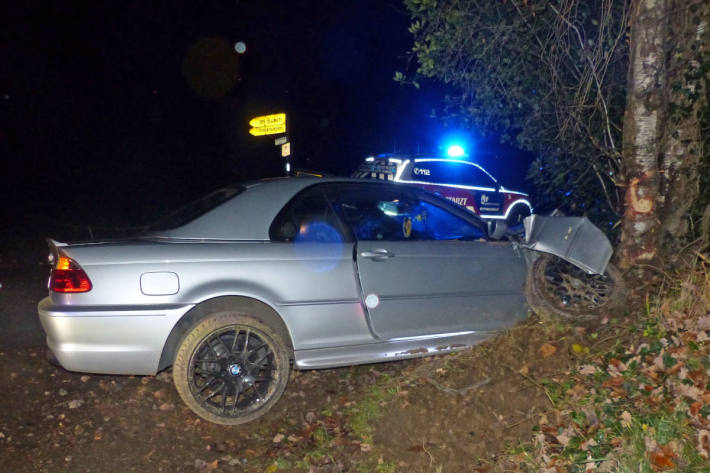 Ausweichmanöver wegen Reh endete an Baum bei Radevormwald