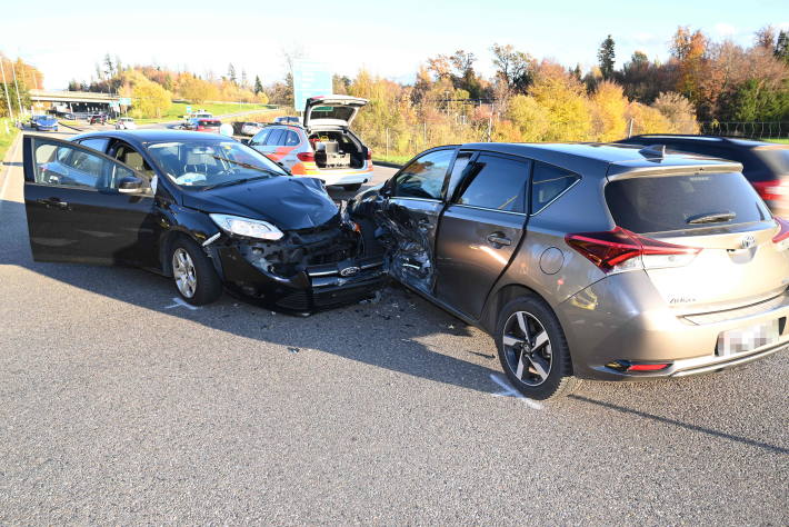 Zusammenprall zwischen zwei Autos