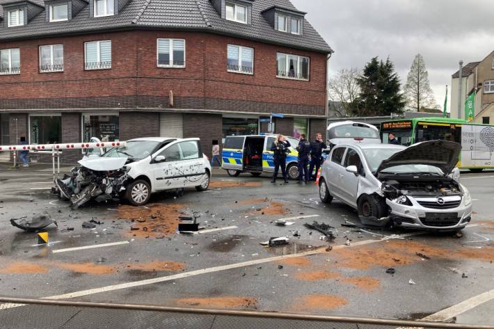 PKWs unter Schranke gerutscht