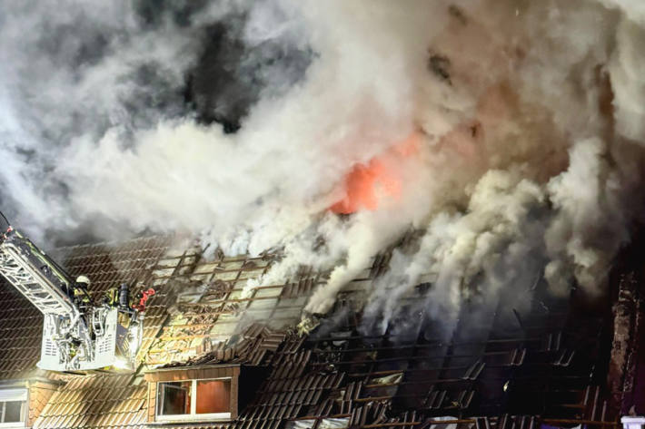 Ein Mann wurde schwerst verletzt aus der Brandwohnung geborgen.