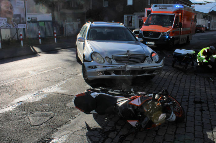 Der Motorradfahrer wurde über die Motorhaube geschleudert.