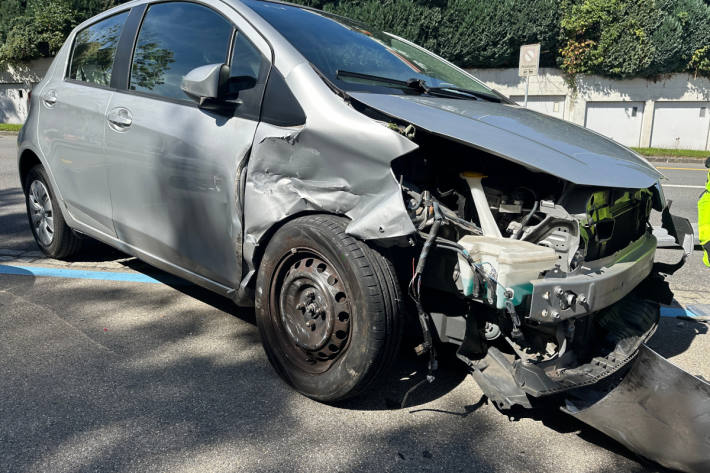 Das Fahrzeug wurde stark beschädigt.
