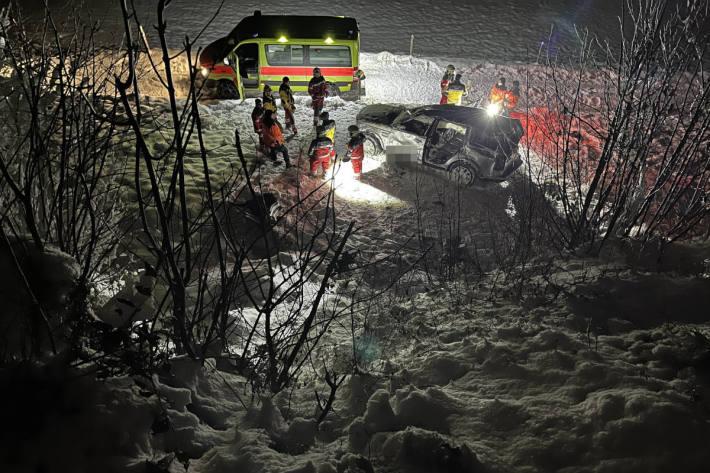 Heftiger Unfall fordert sechs teils schwer verletzte Personen