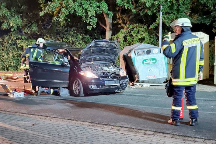 Auto fährt in Glascontainer – Fahrer schwer verletzt