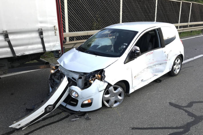 Unfallfahrzeug auf der A4 bei Schaffhausen